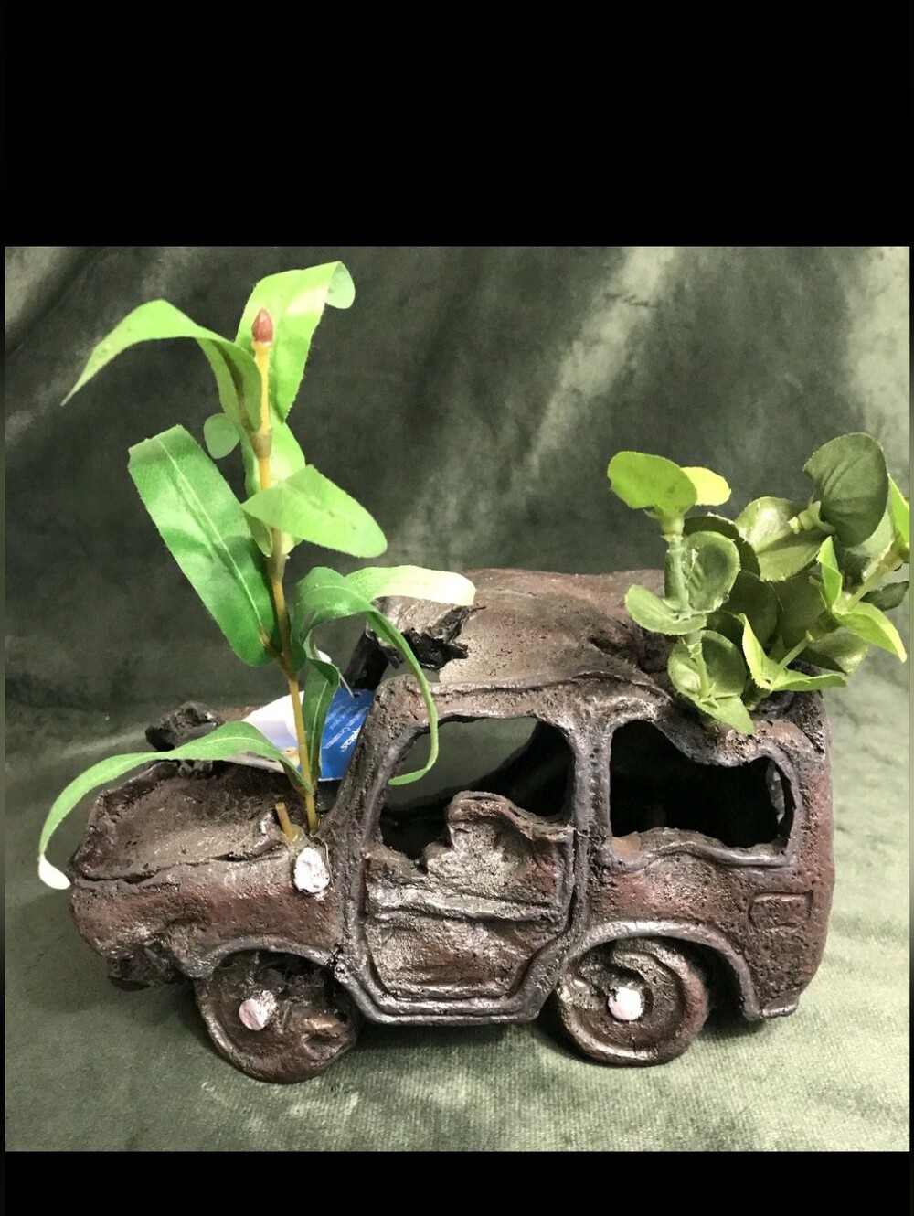 Aquarium Decor. Car. Penn-Plax Replicas RR805 Car Wreck